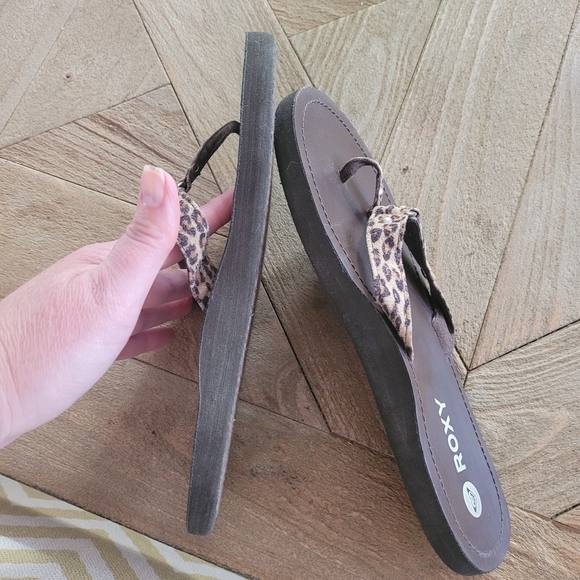Roxy Leopard Flip Flops - Picture 3 of 4